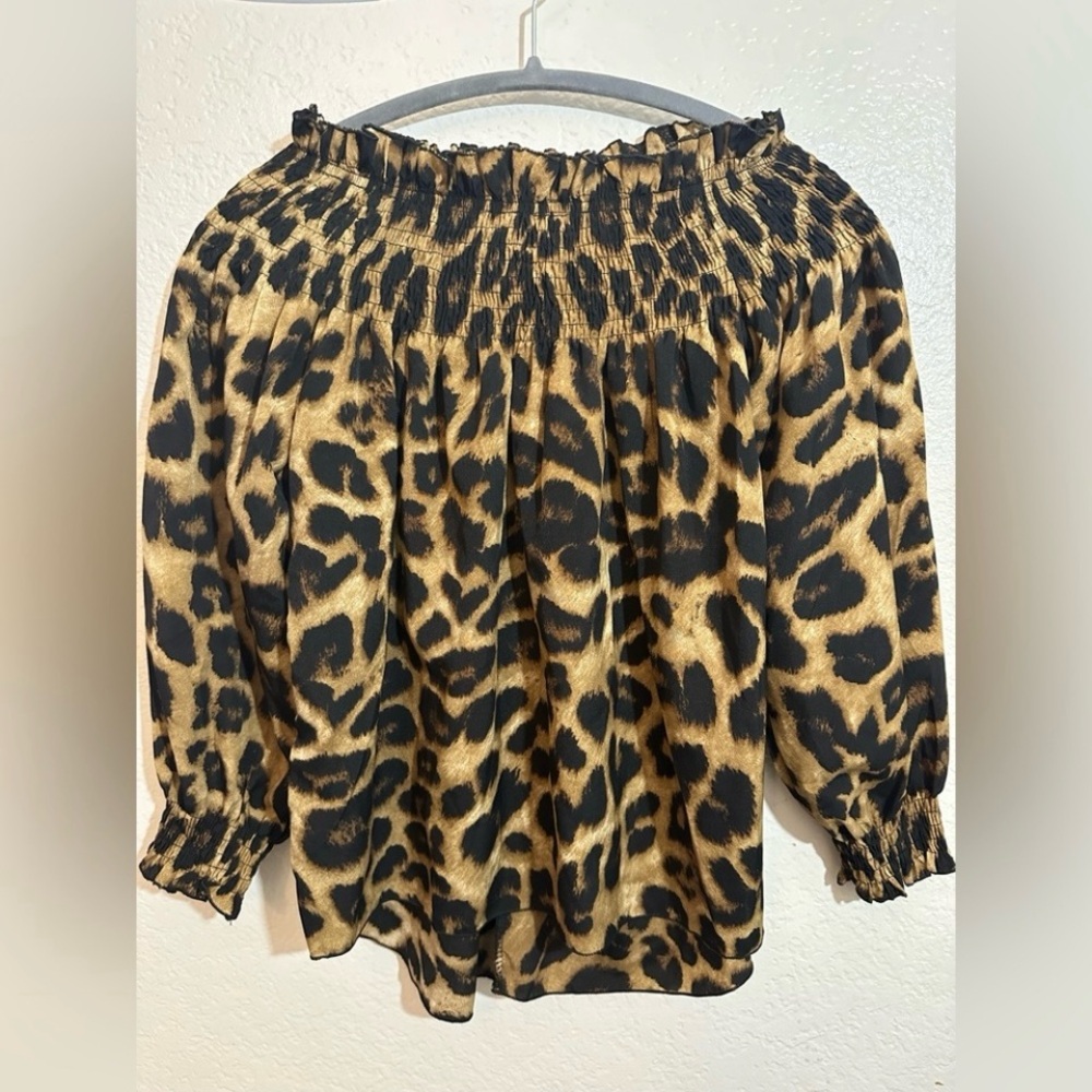 Off the shoulders Animal Print 3/4 sleeve on blouse size small